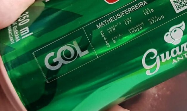 Gol imprime cartões de embarque em latas de Guaraná Antarctica